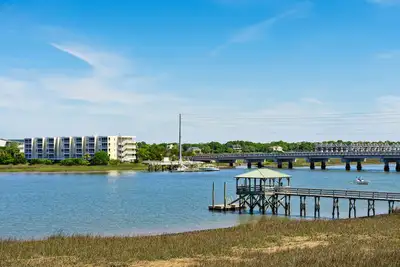 Image de Water's Edge 114 - River Daze - Premier Riverfront Townhome - Pool & Fishing Pier!