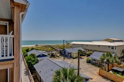 Image de Sand Pebbles -Seaside Retreat- 2 Bed\/Bath Oceanside Condo at Carolina Beach!