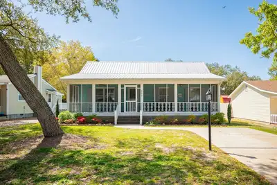 Image de Nana's Nest: Quiet, Dog-friendly Beach House with Screened Porch Close to Beach