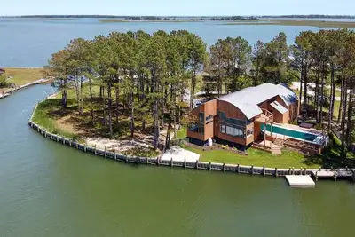 Image de Sunrise Shore - Waterfront; Private pool & hot tub!