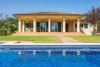 Image de Villa 'La Vinya del Beato 1950' avec vue sur les montagnes, piscine privée et jardin