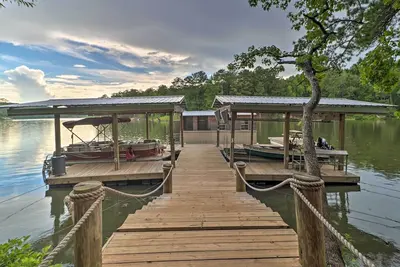 Image de Rustic-Chic Riverfront Home w/ Dock, Deck & Canoes