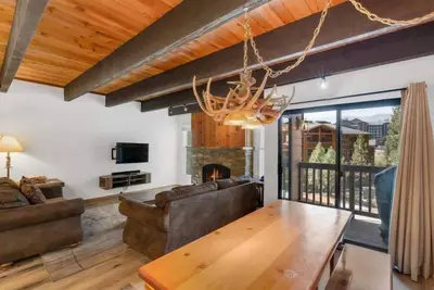 Image de Village Area 3 bdrm~Private Bbq~Ski in & Out~Walk to Restaurants