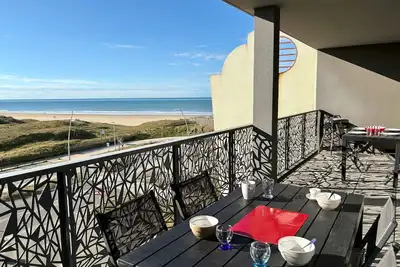 Image de Appartement Moderne 2 Chambres avec Terrasse et Vue Imprenable Ă 50m de la Plage
