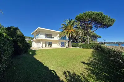 Image de Villa de 250 m², climatisée, sur 2 niveaux au bord de l'eau