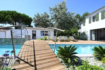 Image de Maison spacieuse avec piscine et accès plage