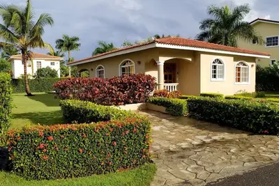 Image de 2bd villa, private pool, tennis\/basket\/football courts, steps from beaches\/shops