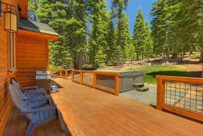 Image de Spruce Haven at Tahoe Donner By Tahoe Getaways - Private Hot Tub, Dog Ok, Amenity Access