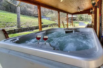 Image de Kenny's Mountain Hideaway w/ Hot Tub, Arcade, Fireplace, Views, & 11 King Beds
