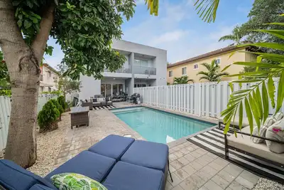Image de Modern Haven 5b\/4b w\/Heated Pool