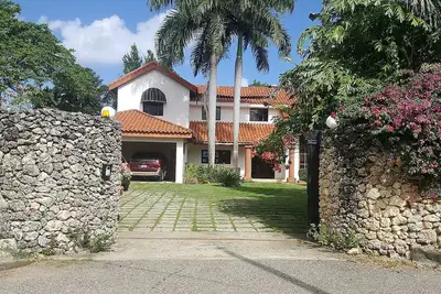 Image de 8bd Colonial Oceanfront Villa with private pool\/garden\/billiard