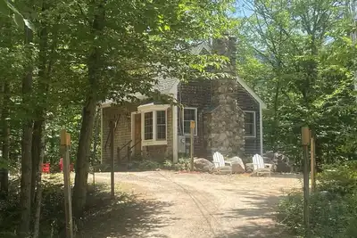 Image de Cozy and Private Cabin on Almost 2 Acres w\/. Stone Fireplace in White Mountain!