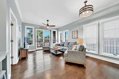 Image de Stunning Village Condo, Overlooking 30a, Beautifully Decorated Recently Updated