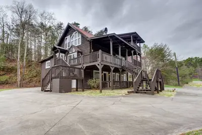 Image de Roomy, three-story mountain home with two full kitchens, game rooms, & Ac