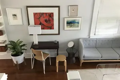 Image de Circa 1900 Craftsman Townhouse - an Historic Lower Garden District gem