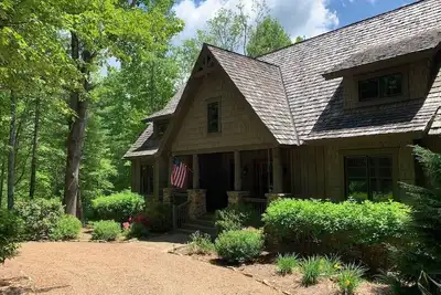 Image de Escape to your cozy Cashiers retreat, just a hop away from Lake Glenville