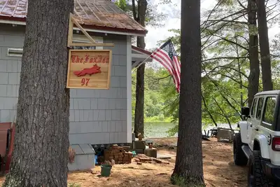 Image de Lakeside home. Fishing, paddle boarding, swimming, and easy lake  fun.