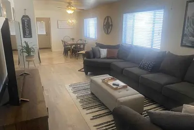 Image de New! Lake home for boating families and fun! Close to the Lake! Lots of Space