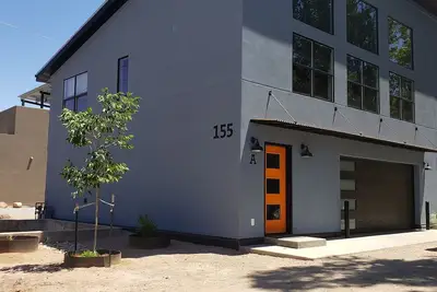 Image de Brand New Right Downtown. Walk to restaurants & shops.