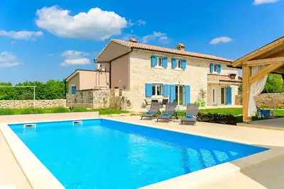 Indigenous Istrian modern stone villa San on a spacious property of 5500m2