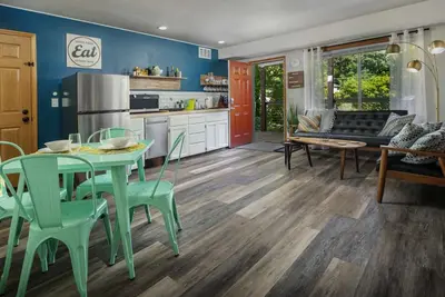 Image de Forested Quiet Retreat, Pet Friendly, Private Patio, Bbq, Near Parks, Zoo, 5 Mins to Pearl District