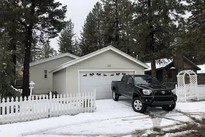 Image de Amazing Big Bear house Next to Slopes + Trails + Bbq!