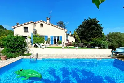Image de Large Provencal house - swimming pool and mountain view