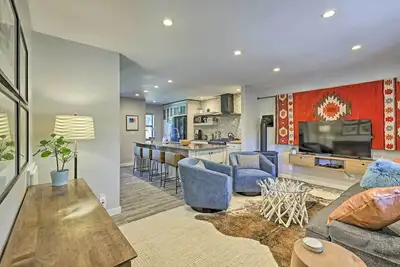 Image de Home w/ Hot Tub, Steps to Dtwn Flagstaff & Nau!