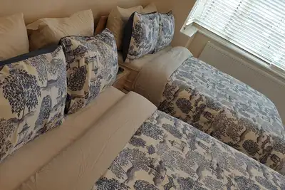 Image de London Luxury 3 Bed Sleeps upto 10, 1 min walk from Redbridge Stn, Free Parking