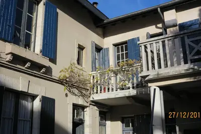 Image de town center villa with garden