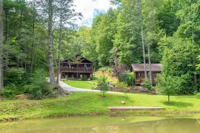 Image de Stars, Stripes, & Serenity - Blue Ridge Parkway Cabin - Hot Tub - Fire Pit - Hiking