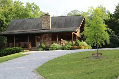 Image de Secluded Log Cabin getaway, with hot tub, and a beautiful view.