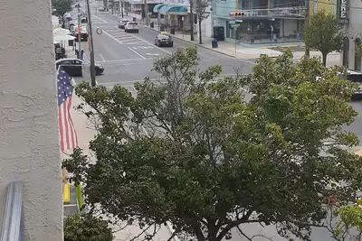 Image de 1 Bedroom Condo 1 1/2 blocks to the boardwalk! 1 parking space.