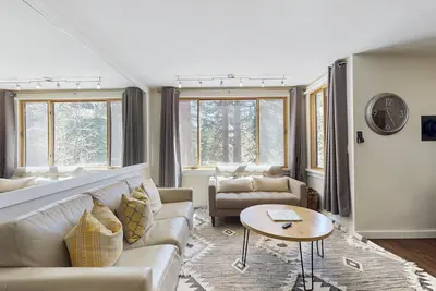 Image de Adorable & stylish ski-in/out condo with fireplace