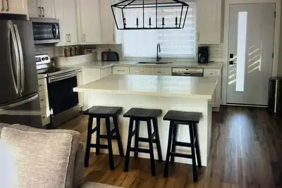 Image de Sparkling modern chic home steps from the Beach and a hop to Blue Mountain