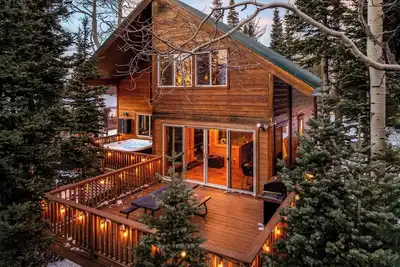 Image de Cozy ski in-ski out cabin, private hot tub. Sleeps 10, 4bd+loft 3bth resort view