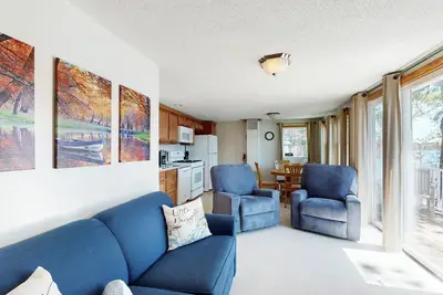 Image de Tranquil lakefront cottage with private beach, boat slip & fishing kayak access