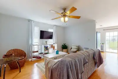 Image de Incredible waterfront home with wraparound deck - walk to beaches - dogs welcome