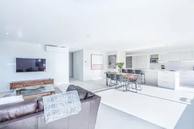 Image de Luxurious Apartment, A Stones Throw From The Beach
