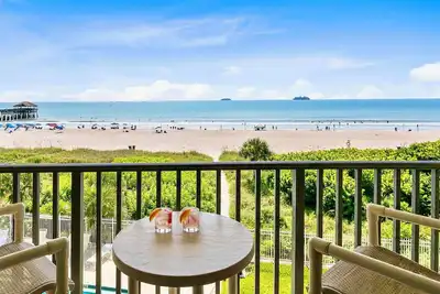 Image de New Clean and Bright Beachfront Condo with Ocean Views Beside Cocoa Beach Pier