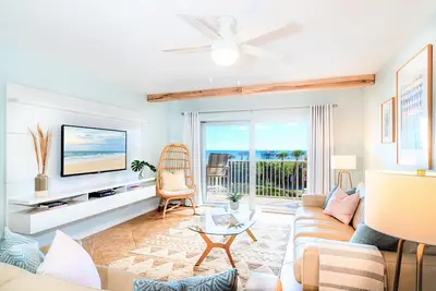 Image de Beachfront Family Retreat: Big Balcony, Incredible Views & Walk to the Pier