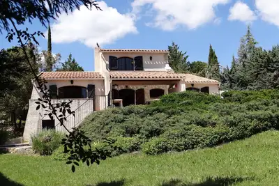 Image de Mas provençal dans domaine privé et sécurisé, grande terrasse ombragée
