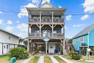 Image de Your Oasis with Views, Decks, & Beach Access!