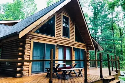 Image de Secluded, pet-friendly, new log cabin.