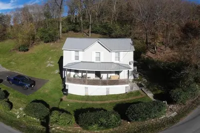 Image de The Dragon's Den 5 bedroom house 1 mile to Main St