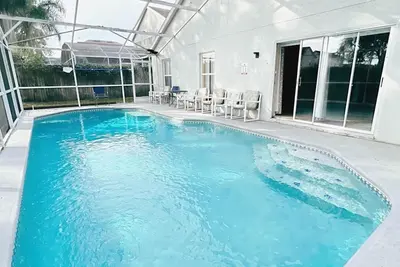 Image de Private 4 bedroom pool home in Disney Area