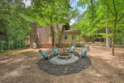Image de Artist's A-Frame Cabin w/ New Interior + Deck