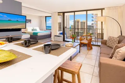 Image de High-Floor Stylish Ocean Views Condo with Parking