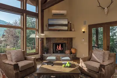 Image de Stunning W/Mountain Views + Hot Tub + Close to Skiing - Overlook Chalet