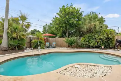 Image de SunKissed in St Pete - 3 Br Home w/Heated Pool Near the Beach |Book 30 Nights or Longer